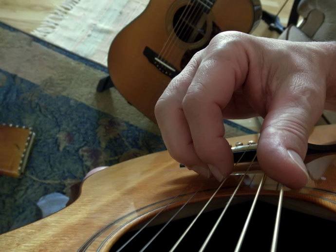 how to play fingerpicking guitar